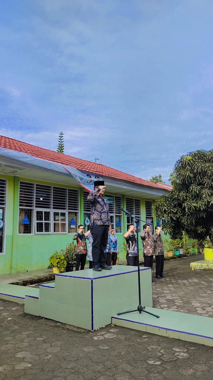 Pembina Upacara oleh Kepala Sekolah